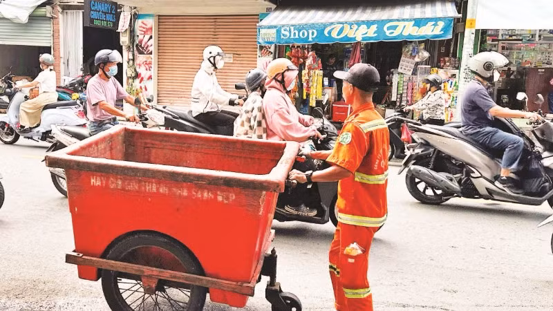 Công nhân vệ sinh thu gom và vận chuyển rác thải ở Quận 1.