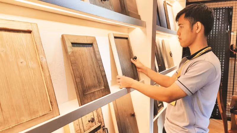 Doanh nghiệp chế biến và xuất khẩu gỗ trưng bày sản phẩm gỗ tại Thành phố Hồ Chí Minh.
