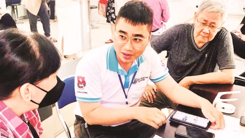 Đoàn thanh niên thành phố hướng dẫn người dân thực hiện các thủ tục hành chính trực tuyến.