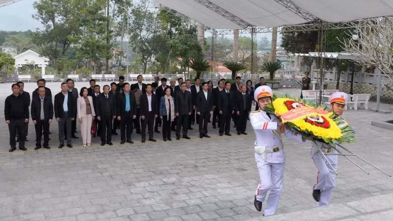 Trưởng Ban Tổ chức Trung ương Trương Thị Mai cùng đoàn công tác viếng Nghĩa trang liệt sĩ Vị Xuyên.