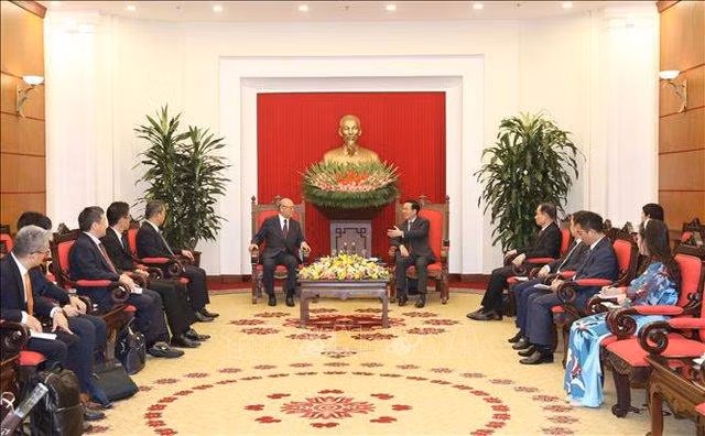 Đồng chí Võ Văn Thưởng, Ủy viên Bộ Chính trị, Thường trực Ban Bí thư tiếp Cố vấn đặc biệt Liên minh Nghị sĩ hữu nghị Nhật-Việt, nguyên Tổng Thư ký Đảng Dân chủ Tự do Nhật Bản Tsutomu Takebe. (Ảnh: TTXVN)