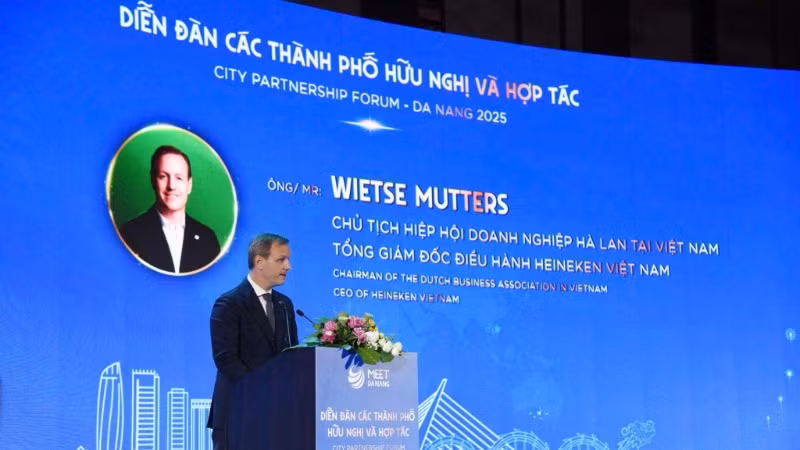 Ông Wietse Mutters Tổng Giám đốc Điều hành HEINEKEN Việt Nam phát biểu tại Diễn đàn Các thành phố Hữu nghị và Hợp tác. 