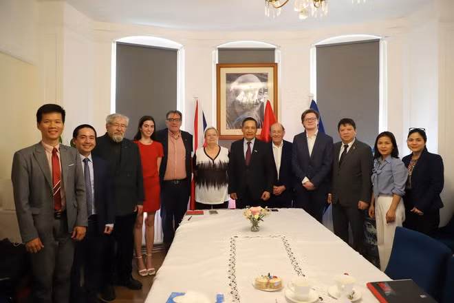 Cán bộ, đảng viên Đại sứ quán và các cơ quan đại diện chụp ảnh lưu niệm với lãnh đạo các đảng Cộng sản Anh. (Ảnh: Phong Hà/TTXVN)