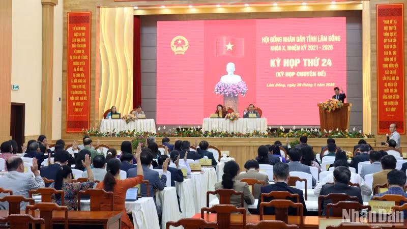 Các đại biểu Hội đồng nhân dân tỉnh Lâm Đồng biểu quyết thông qua nhiều nghị quyết quan trọng tại kỳ họp.