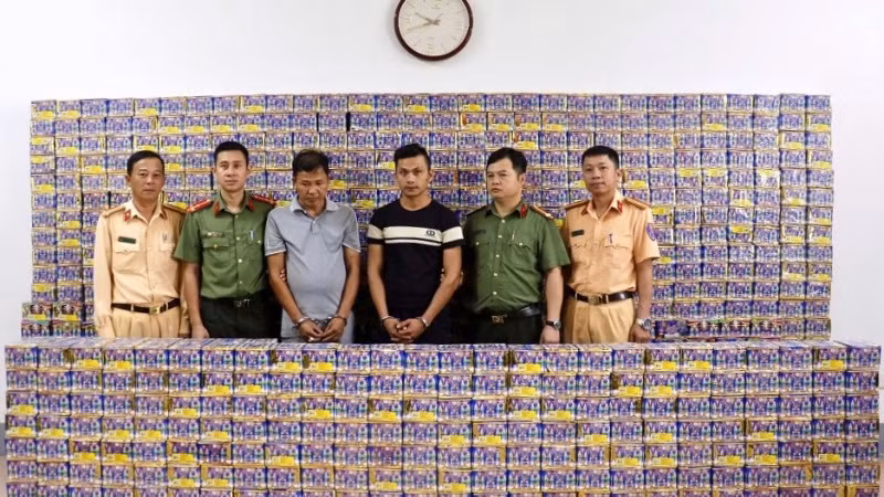 Hai đối tượng bị bắt cùng tang vật. (Ảnh Công an Nghệ An)