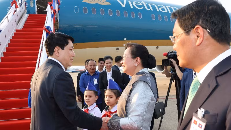 Chủ tịch nước Lương Cường tại sân bay quốc tế Wattay, thủ đô Vientiane, Lào. Chủ tịch nước Lương Cường tại sân bay quốc tế Wattay, thủ đô Vientiane, Lào.