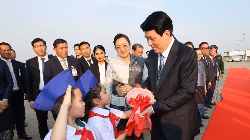 Chủ tịch nước Lương Cường tại sân bay quốc tế Wattay, thủ đô Vientiane, Lào. (Ảnh: Lâm Khánh/TTXVN)
