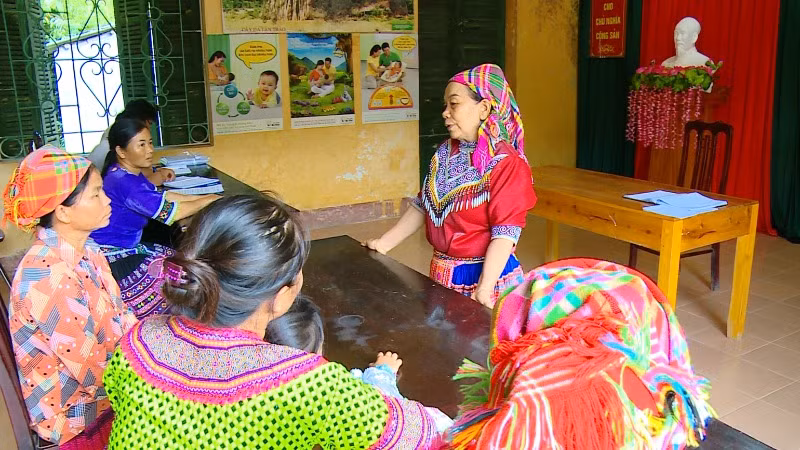 Đồng chí Giàng Thị Chía (người đứng), Bí thư Chi bộ thôn Ngòi Khù (xã Đạo Viện, huyện Yên Sơn, tỉnh Tuyên Quang) trong buổi tuyên truyền, vận động người dân phát triển kinh tế.