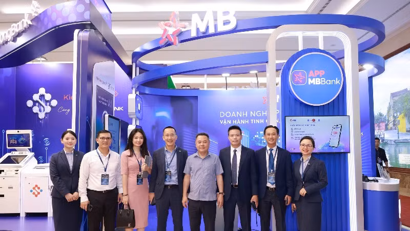 Đại diện MB đồng hành tại sự kiện Ngày chuyển đổi số 2025-Ngân hàng Nhà nước.