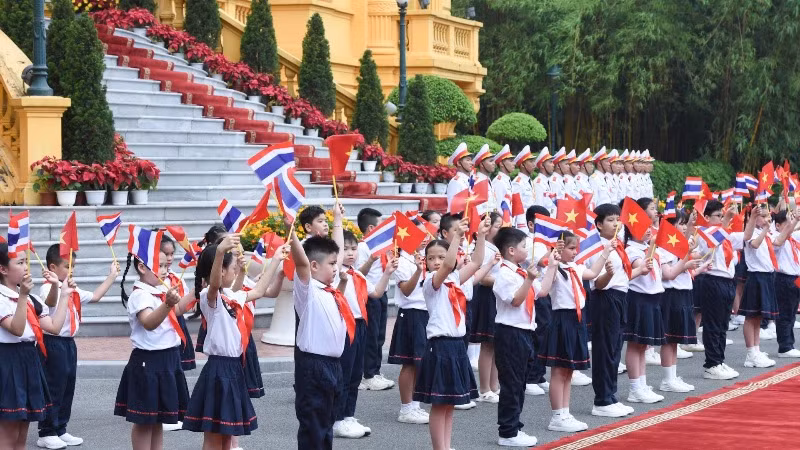 Các cháu thiếu nhi vẫy chào hai Thủ tướng. Các cháu thiếu nhi vẫy chào hai Thủ tướng.