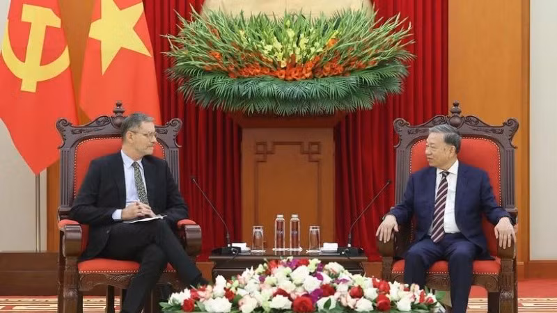 Tổng Bí thư Tô Lâm tiếp Đại sứ Pháp tại Việt Nam Olivier Brochet. (Ảnh: Thống Nhất/TTXVN)