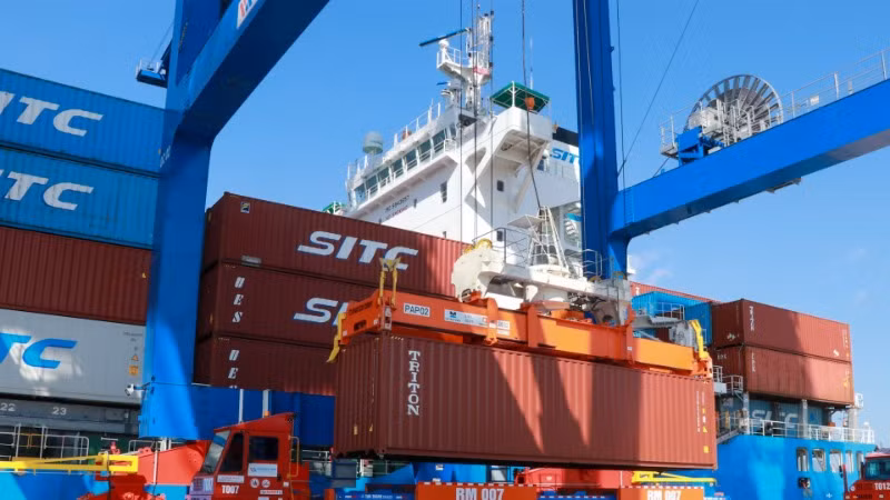 Bốc xếp hàng hóa tại cảng Phước An, huyện Nhơn Trạch, tỉnh Đồng Nai. (Ảnh CÔNG PHONG)