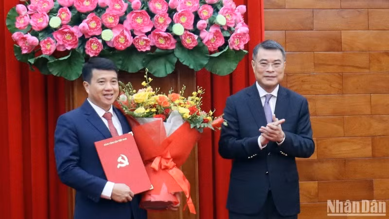 Đồng chí Lê Minh Hưng tặng hoa chúc mừng đồng chí tân Bí thư Tỉnh ủy Lâm Đồng Y Thanh Hà Niê Kđăm.