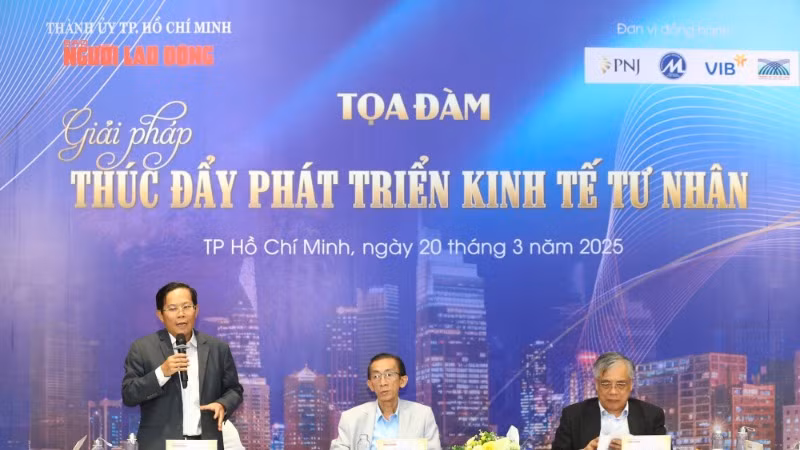 Các diễn giả phát biểu tại Tọa đàm "Giải pháp thúc đẩy phát triển kinh tế tư nhân”. (Ảnh Ban tổ chức)
