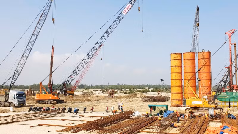 Công trường Khu bến cảng nước sâu Mỹ Thủy ở huyện Hải Lăng.