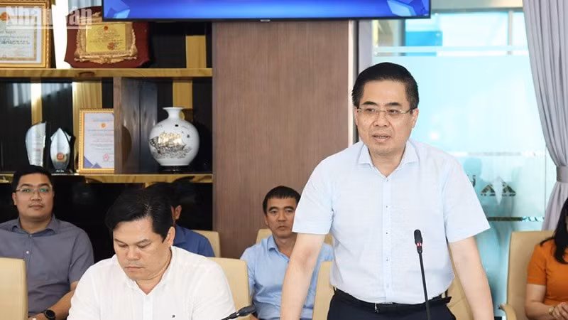 Chủ tịch Ủy ban nhân dân tỉnh Quảng Ngãi Nguyễn Hoàng Giang phát biểu kết luận tại buổi làm việc.