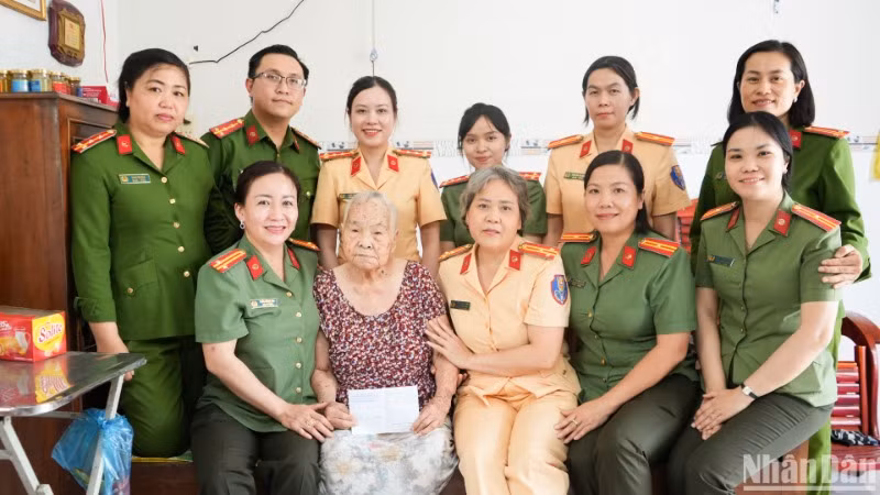 Công an thành phố Cần Thơ đến thăm, tặng quà Mẹ Việt Nam Anh hùng Nguyễn Thị Bình tại phường Thới Bình, quận Ninh Kiều.