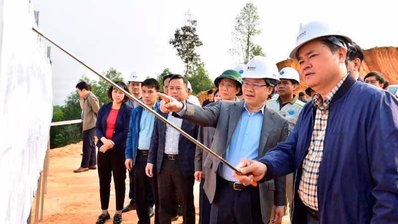 Chủ tịch Ủy ban nhân dân tỉnh Tuyên Quang Nguyễn Văn Sơn và lãnh đạo các sở, ngành kiểm tra tiến độ thi công cao tốc Tuyên Quang-Hà Giang.