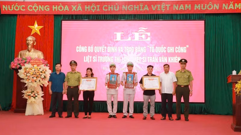 Các đồng chí lãnh đạo tỉnh Hà Giang trao Bằng Tổ quốc ghi công cho gia đình hai chiến sĩ kiểm lâm hy sinh trong khi làm nhiệm vụ.