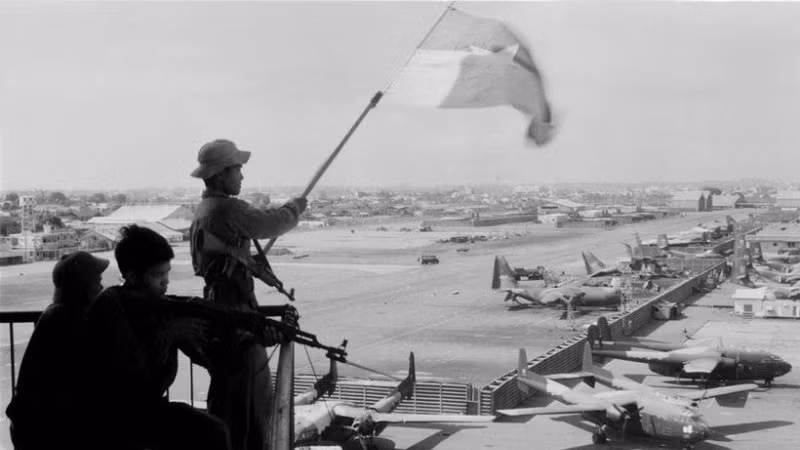 Cờ giải phóng tung bay trên sân bay Tân Sơn Nhất, ngày 30/4/1975. (Ảnh: QUANG THÀNH/TTXVN)