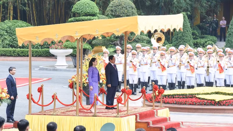 Thủ tướng Phạm Minh Chính và Thủ tướng Vương quốc Thái Lan Paetongtarn Shinawatra thực hiện nghi lễ chào cờ hai nước. Thủ tướng Phạm Minh Chính và Thủ tướng Vương quốc Thái Lan Paetongtarn Shinawatra thực hiện nghi lễ chào cờ hai nước.