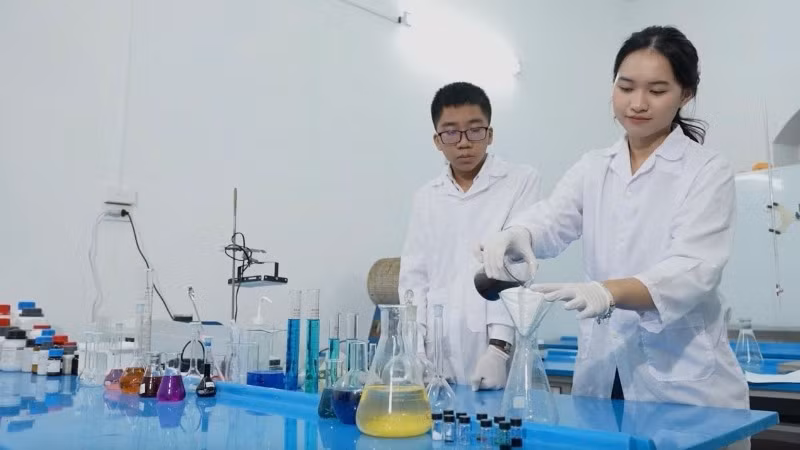 Nhóm học sinh Đỗ Hà Phương, Nguyễn Đức Thái, Trường trung học phổ thông Việt Đức (quận Hoàn Kiếm, Hà Nội) đoạt Giải nhất Cuộc thi nghiên cứu khoa học, kỹ thuật cấp quốc gia.