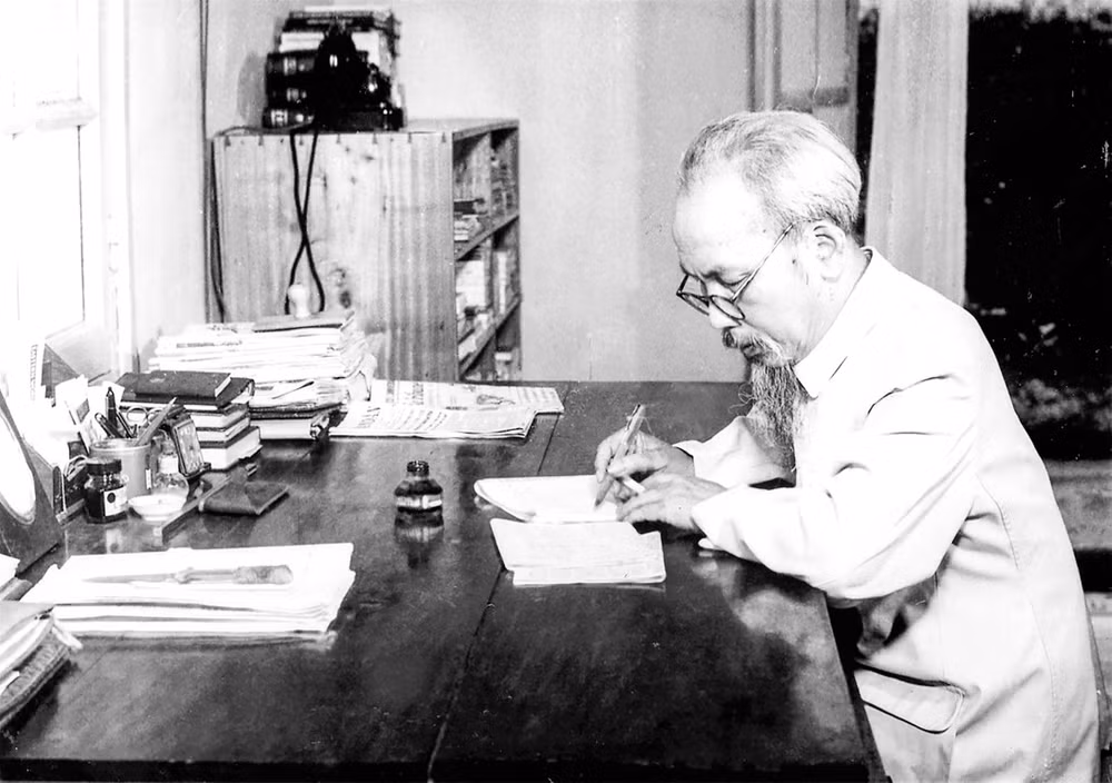 Bác Hồ tại phòng làm việc nhà 54, tháng 4/1957. (Ảnh: Tư liệu do Bảo tàng Hồ Chí Minh cung cấp)