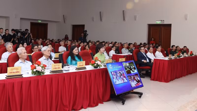 Các đại biểu dự chương trình gặp mặt và tọa đàm "Viết tiếp bản hùng ca." (Ảnh: Quốc Khánh/TTXVN) Các đại biểu dự chương trình gặp mặt và tọa đàm "Viết tiếp bản hùng ca." (Ảnh: Quốc Khánh/TTXVN)