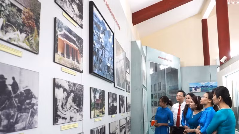 Chi bộ Trường trung học cơ sở Trần Đại Nghĩa (quận Ngũ Hành Sơn, Đà Nẵng) tìm hiểu khu căn cứ cách mạng K20.