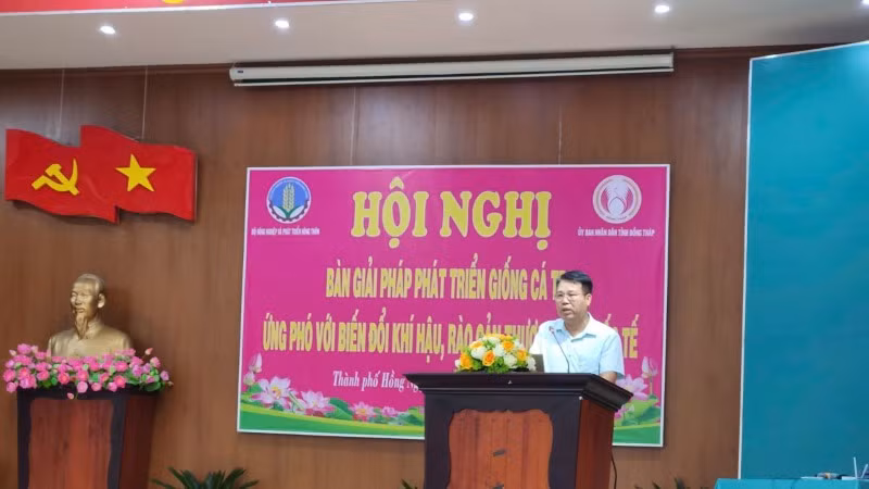 Ông Trần Công Khôi, Trưởng Phòng giống và thức ăn thủy sản, Cục Thủy sản (Bộ Nông nghiệp và Phát triển nông thôn) chia sẻ tại hội nghị.