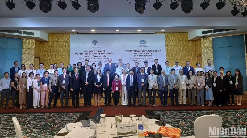 Các đại biểu tại điểm cầu Hà Nội chụp ảnh lưu niện tại Hội thảo. Các đại biểu tại điểm cầu Hà Nội chụp ảnh lưu niện tại Hội thảo.