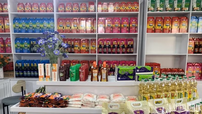 Những sản phẩm bày bán tại khu vực trưng bày, giới thiệu là các sản phẩm nông nghiệp tiêu biểu của tỉnh Quảng Ninh, có nguồn gốc xuất xứ rõ ràng. Những sản phẩm bày bán tại khu vực trưng bày, giới thiệu là các sản phẩm nông nghiệp tiêu biểu của tỉnh Quảng Ninh, có nguồn gốc xuất xứ rõ ràng.