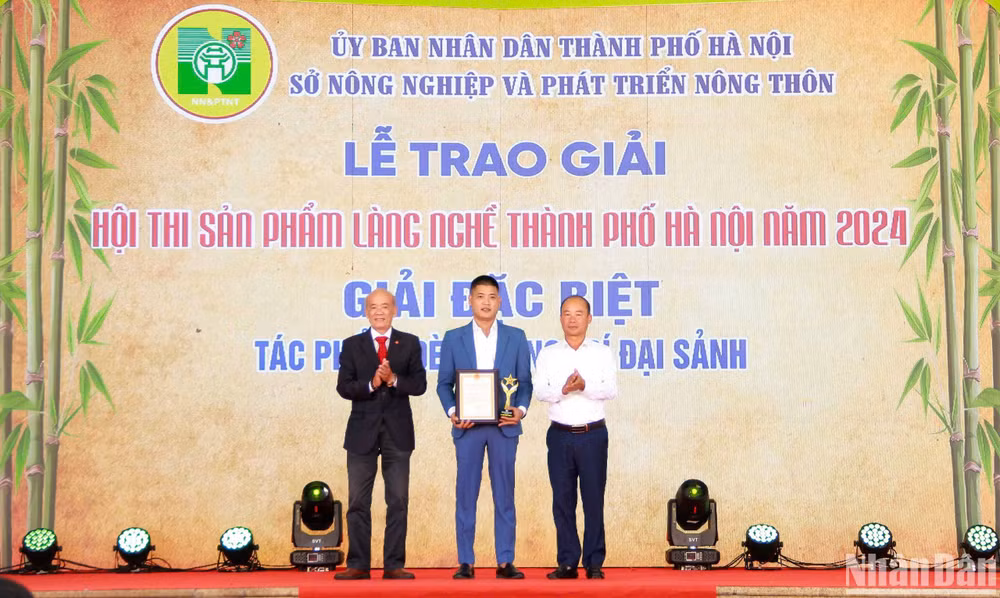 Tại hội chợ diễn ra lễ trao giải Hội thi sản phẩm làng nghề thành phố Hà Nội năm 2024 cho 61 tác phẩm đạt giải.