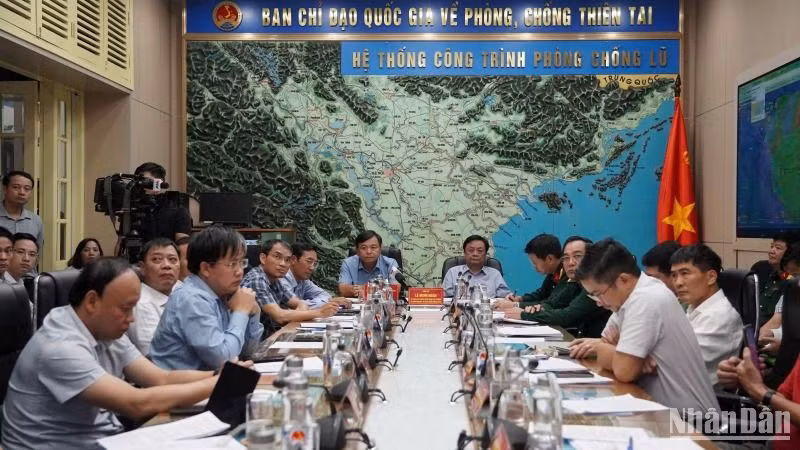 Họp trực tiếp và trực tuyến với các bộ ngành và địa phương họp ứng phó với bão số 6 (Trami) chiều 25/10.