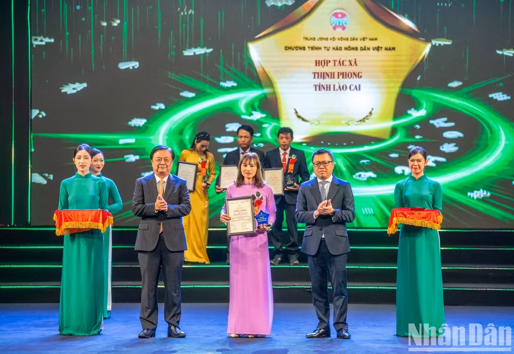 Bộ trưởng Nông nghiệp và Phát triển Nông thôn Lê Minh Hoan và Tổng Biên tập Báo Nhân Dân Lê Quốc Minh trao Biểu trưng và Giấy chứng nhận cho các Hợp tác xã nông nghiệp tiêu biểu.