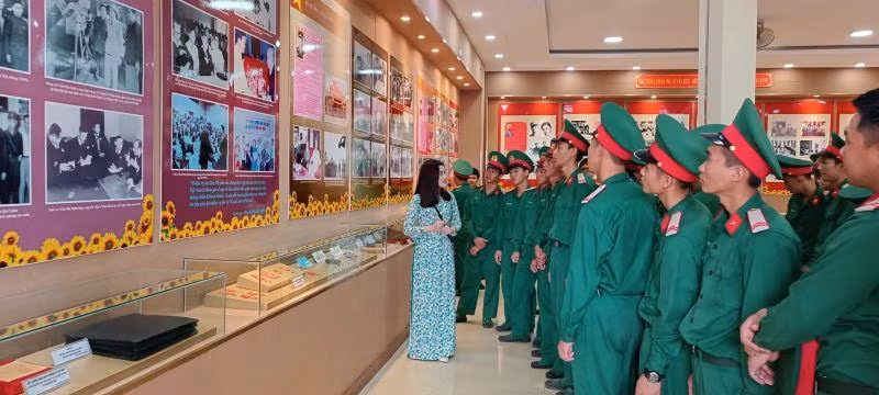 Các đại biểu dự triển lãm.