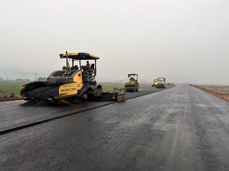 Các nhà thầu tranh thủ thời tiết thuận lợi tiến hành thảm bê-tông nhựa mặt đường cao tốc bắc-nam.
