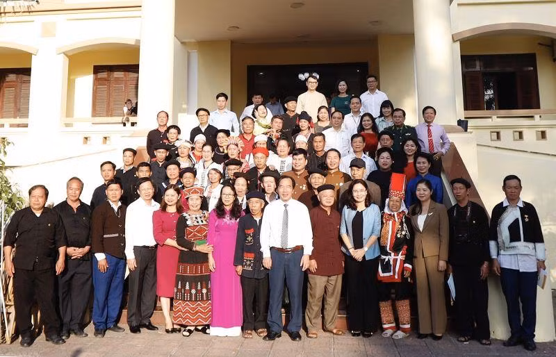 Lãnh đạo Bộ Văn hóa, Thể thao và Du lịch Trịnh Thị Thủy, Phó Chủ tịch Ủy ban Trung ương Mặt trận Tổ quốc Việt Nam Ngô Sách Thực và Thứ trưởng, Phó Chủ nhiệm Ủy ban Dân tộc Hoàng Thị Hạnh chụp ảnh lưu niệm cùng nghệ nhân tiêu biểu dự Hội nghị.