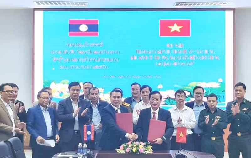 Đại diện lãnh đạo tỉnh Quảng Trị và tỉnh Savannaket (Lào) ký kết biên bản thông qua Đề án xây dựng Khu kinh tế thương mại xuyên biên giới chung Lao Bảo-Đensavẳn.