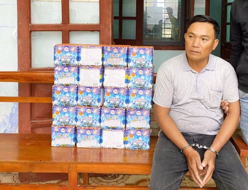 Đối tượng Tạ Văn Cường bị bắt khi vận chuyển gần 40kg pháo hoa nổ.