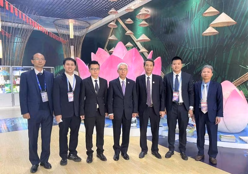 Đại sứ Phạm Sao Mai (ở giữa) thăm Khu Triển lãm hàng hóa thường xuyên của Việt Nam tại Trung tâm Hội chợ triển lãm Điền Trì, thành phố Côn Minh.