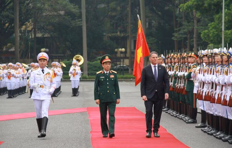 Đại tướng Phan Văn Giang và Phó Thủ tướng, Bộ trưởng Quốc phòng Australia Richard Donald Marles duyệt đội danh dự.