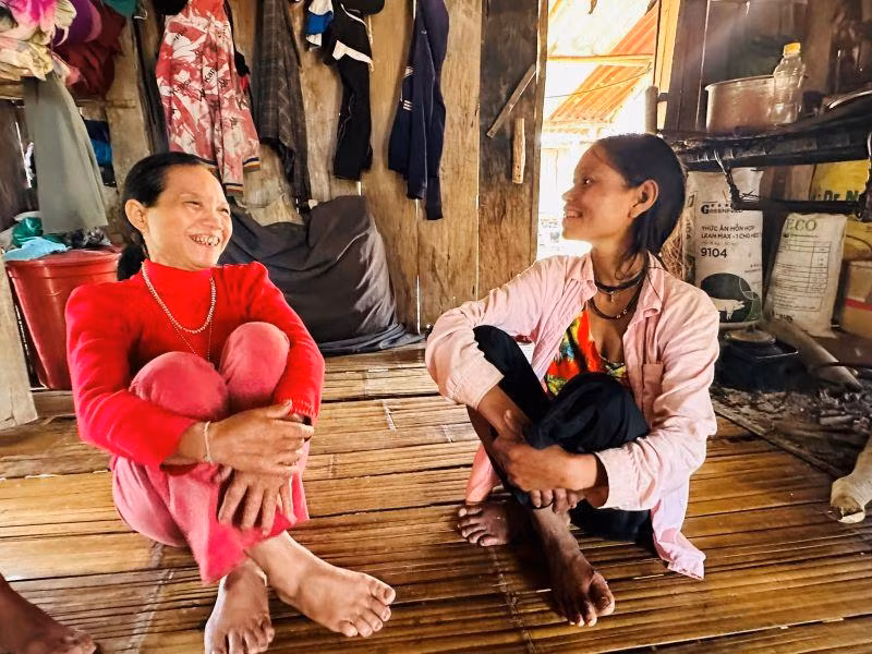 Niềm vui trên gương mặt của chị Đinh Thị Quân và Đinh Thị Sao khi cùng chuyển đến làng mới sau nhiều năm chạy trốn lũ quét. Niềm vui trên gương mặt của chị Đinh Thị Quân và Đinh Thị Sao khi cùng chuyển đến làng mới sau nhiều năm chạy trốn lũ quét.
