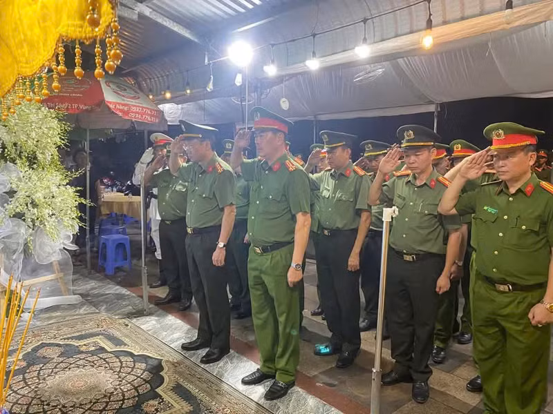 Các đơn vị nghiệp vụ Công an tỉnh thắp hương tiễn biệt đồng chí Hạ sĩ Nguyễn Ngọc Minh Nhật.