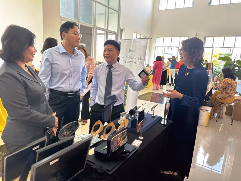 Khách tham quan, tìm hiểu các sản phẩm chế tác từ ngọc trai phục vụ xuất khẩu của Công ty cổ phần BLUSAIGON tại một triển lãm đầu tháng 3/2025. (Ảnh: CTV) Khách tham quan, tìm hiểu các sản phẩm chế tác từ ngọc trai phục vụ xuất khẩu của Công ty cổ phần BLUSAIGON tại một triển lãm đầu tháng 3/2025. (Ảnh: CTV)