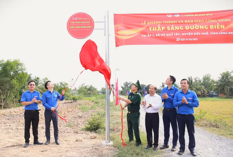 Bí thư Trung ương Đoàn, Chủ tịch Hội Liên hiệp Thanh niên Việt Nam Nguyễn Tường Lâm (thứ hai từ trái sang) cùng đại diện các đơn vị liên quan cắt băng khánh thành công trình "Thắp sáng đường biên" tại huyện Đức Huệ, tỉnh Long An, trong khuôn khổ Lễ ra quân Chương trình "Tháng ba biên giới" năm 2025.