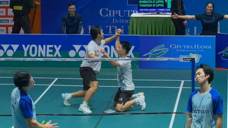 Khoảnh khắc hai tay vợt Việt Nam giành chiến thắng.
