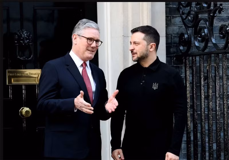 Thủ tướng Anh Keir Starmer (trái) và Tổng thống Ukraine Volodymyr Zelensky tại cuộc gặp ở London ngày 1/3/2025. (Nguồn: THX/TTXVN)