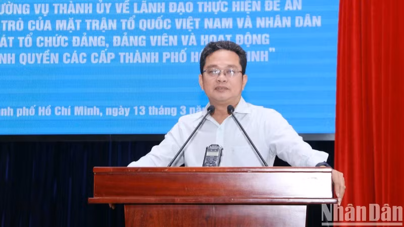 Đồng chí Phạm Minh Tuấn, Phó Chủ tịch Ủy ban Mặt trận Tổ quốc Việt Nam Thành phố Hồ Chí Minh phát biểu tại Hội nghị. 
