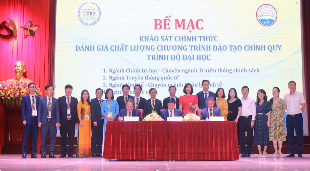 Ký biên bản hoàn thành đợt khảo sát chính thức Ký biên bản hoàn thành đợt khảo sát chính thức